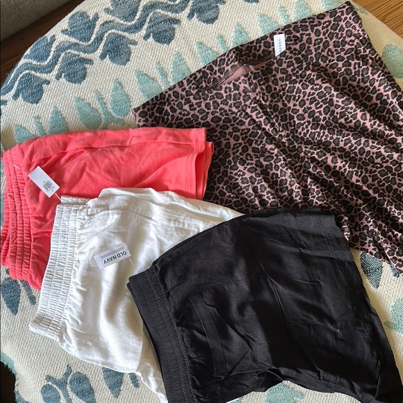 Old Navy Pants - 4 pair NWT women’s 2XL Shorts